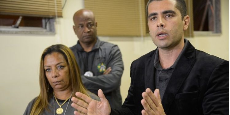 O médico Denis César Barros Furtado, fala à imprensa após ser preso na 16° Delegacia de Polícia, na Barra da Tijuca.