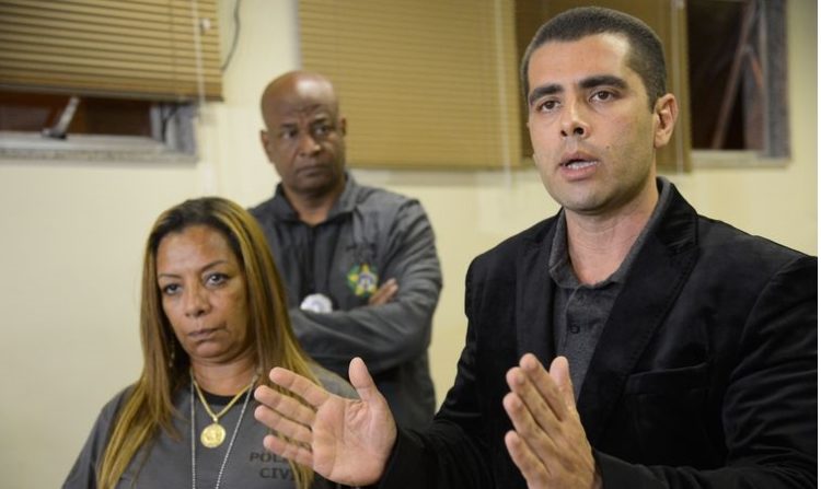 O médico Denis César Barros Furtado, fala à imprensa após ser preso na 16° Delegacia de Polícia, na Barra da Tijuca.
