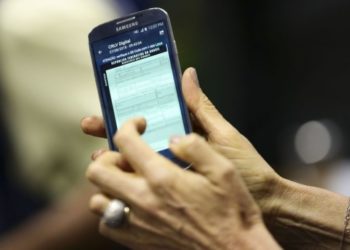 A diretora-presidente do Serpro, Glória Guimarães, apresenta a versão digital do Certificado de Registro e Licenciamento de Veículo (CRLVe).
