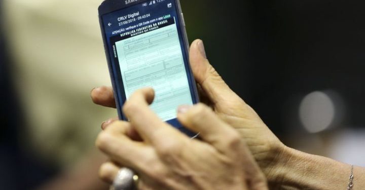 A diretora-presidente do Serpro, Glória Guimarães, apresenta a versão digital do Certificado de Registro e Licenciamento de Veículo (CRLVe).