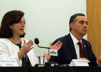 Brasília - A procuradora-geral da República, Raquel Dodge, e o ministro do Supremo Tribunal Federal (STF) Luís Roberto Barroso, participam da palestra Direito à Água promovida pela UniCEUB (José Cruz/Agência Brasil)