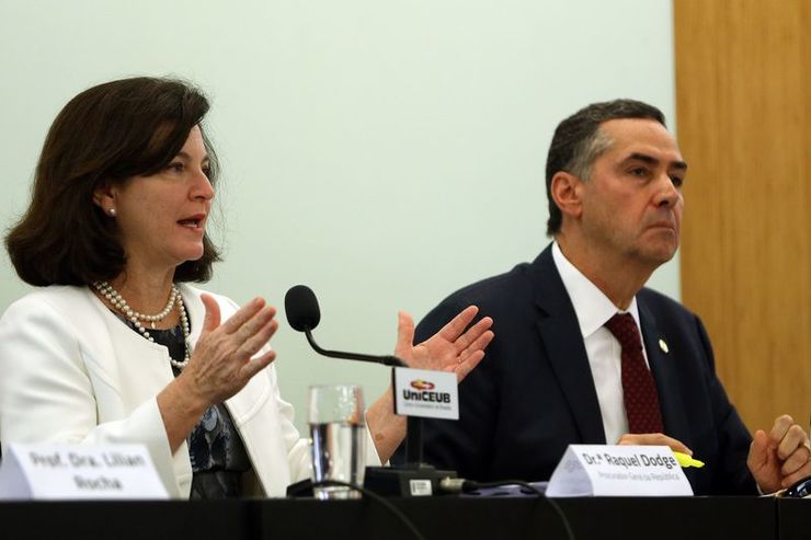Brasília - A procuradora-geral da República, Raquel Dodge, e o ministro do Supremo Tribunal Federal (STF) Luís Roberto Barroso, participam da palestra Direito à Água promovida pela UniCEUB (José Cruz/Agência Brasil)