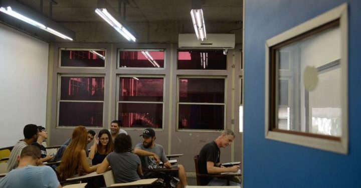 Rio de Janeiro - A Universidade Estadual do Rio de Janeiro(Uerj) volta às aulas. De acordo com os diretores, a decisão pela volta deve-se ao avanço no restabelecimento das condições mínimas de limpeza, manutenção de elevadores e segurança (Tânia Rêgo/Agência Brasil)