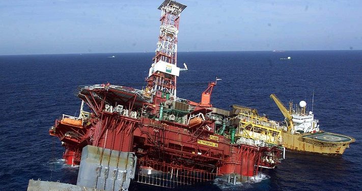 Brasil, Macaé, RJ. 18/03/2001. Equipes de resgate trabalham próximo a Plataforma P-36 da Petrobras, na Bacia de Campos, em Macaé, tentando evitar o seu afundamento, iniciado após a ocorrência de duas explosões na base petrolífera que deixou 11 mortos no dia 15 de março de 2001. As tentativas de resgate não funcionaram e a plataforma acabou afundando totalmente. - Crédito:TASSO MARCELO/AGÊNCIA ESTADO/AE/Codigo imagem:20993