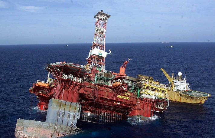 Brasil, Macaé, RJ. 18/03/2001. Equipes de resgate trabalham próximo a Plataforma P-36 da Petrobras, na Bacia de Campos, em Macaé, tentando evitar o seu afundamento, iniciado após a ocorrência de duas explosões na base petrolífera que deixou 11 mortos no dia 15 de março de 2001. As tentativas de resgate não funcionaram e a plataforma acabou afundando totalmente. - Crédito:TASSO MARCELO/AGÊNCIA ESTADO/AE/Codigo imagem:20993