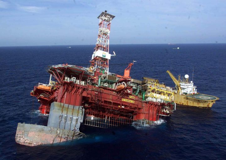 Brasil, Macaé, RJ. 18/03/2001. Equipes de resgate trabalham próximo a Plataforma P-36 da Petrobras, na Bacia de Campos, em Macaé, tentando evitar o seu afundamento, iniciado após a ocorrência de duas explosões na base petrolífera que deixou 11 mortos no dia 15 de março de 2001. As tentativas de resgate não funcionaram e a plataforma acabou afundando totalmente. - Crédito:TASSO MARCELO/AGÊNCIA ESTADO/AE/Codigo imagem:20993
