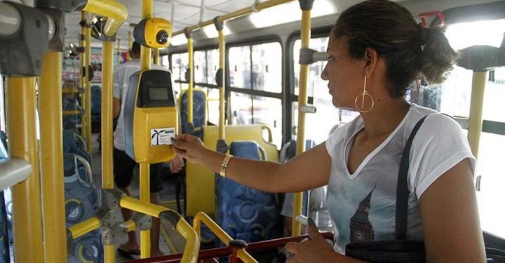 Início da cobrança da nova tarifa, de R$ 3,05 e exigência do Cartão Macaé Cidadão para ter direito ao desconto de R$ 2,05 e pagamento de apenas R$ 1,00. Macaé/RJ. Data: 13/10/2018. Foto: Luís Gustavo Malheiros/Prefeitura de Macaé