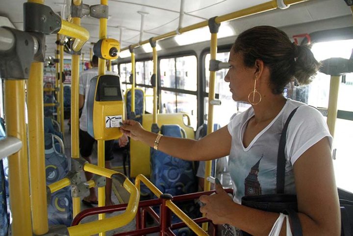 Início da cobrança da nova tarifa, de R$ 3,05 e exigência do Cartão Macaé Cidadão para ter direito ao desconto de R$ 2,05 e pagamento de apenas R$ 1,00. Macaé/RJ. Data:  13/10/2018. Foto: Luís Gustavo Malheiros/Prefeitura de Macaé