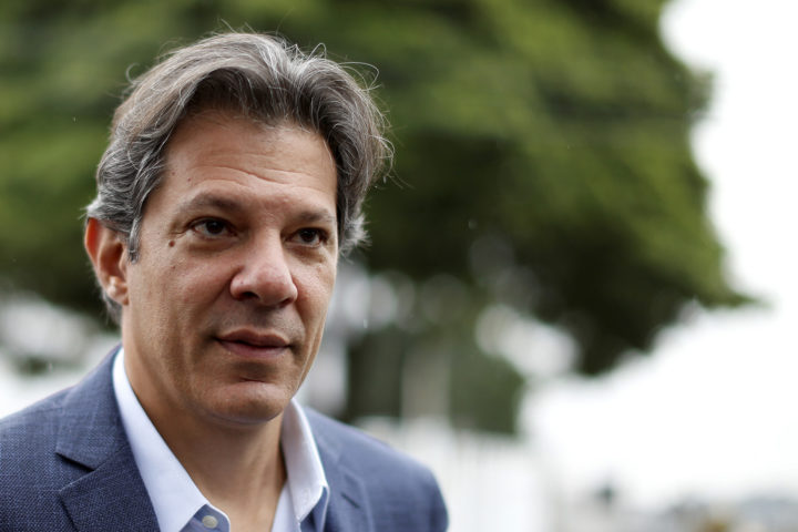 Workers Party vice presidential candidate Fernando Haddad, leaves the Federal Police headquarters, where Brazilian former President Luiz Inacio Lula da Silva is imprisoned, after visiting him, in Curitiba, Brazil September 3, 2018. Picture taken September 3, 2018. REUTERS/Rodolfo Buhrer