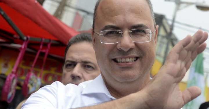 Rio de Janeiro - O candidato ao governo do estado do Rio, Wilson Witzel ( (PSC/PROS), participa de caminhada no bairro de Campo Grande, zona oeste da cidade.