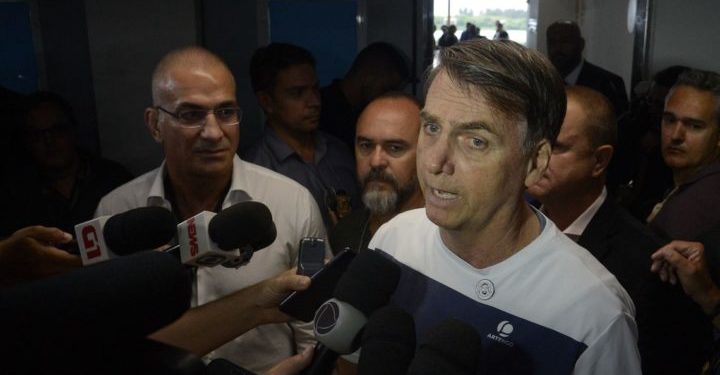 O presidente eleito Jair Bolsonaro fala à imprensa durante o evento Grand Slam de Jiu-Jitsu na Barra da Tijuca, no Rio de Janeiro.
