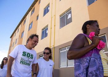Prefeitro de Macaé, Dr. Aluízio, e futuros moradores visitam conjunto residencial Bosque Azul, na Ajuda. macaé/RJ. Data: 21/12/2014. Foto: Rui Porto Filho / Prefeitura de Macaé