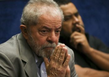 Brasília - O ex-presidente Luiz Inácio Lula da Silva assiste a presidenta afastada, Dilma Rousseff, fazer sua defesa durante sessão de julgamento do impeachment no Senado ( Marcelo Camargo/Agência Brasil)
