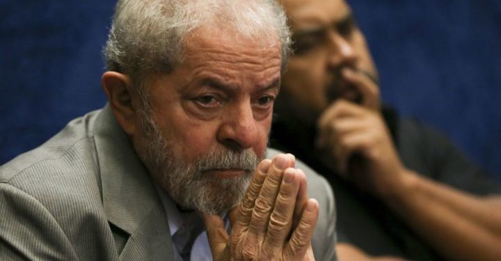 Brasília - O ex-presidente Luiz Inácio Lula da Silva assiste a presidenta afastada, Dilma Rousseff, fazer sua defesa durante sessão de julgamento do impeachment no Senado ( Marcelo Camargo/Agência Brasil)