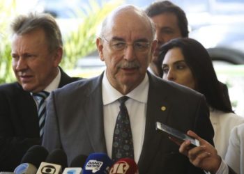 O futuro ministro da Cidadania e Ação Social, Osmar Terra, fala à imprensa, no CCBB.