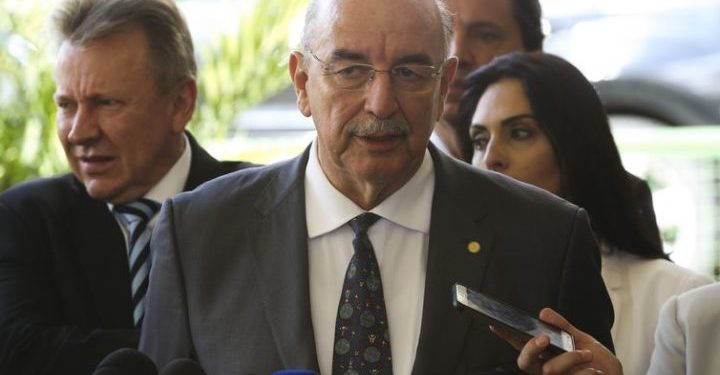 O futuro ministro da Cidadania e Ação Social, Osmar Terra, fala à imprensa, no CCBB.