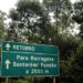 Placa na estrada sinalizando a entrada da barragem de Fundão, cujo rompimento causou a tragédia ambiental.