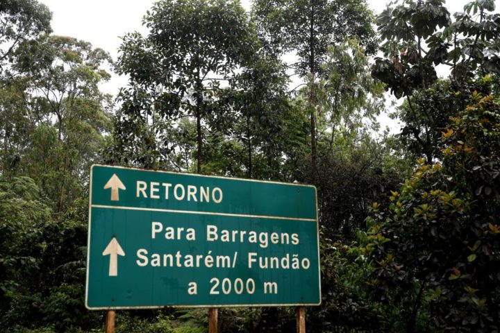 Placa na estrada sinalizando a entrada da barragem de Fundão, cujo rompimento causou a tragédia ambiental.