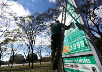 A Petrobras anunciou nesta quinta-feira (4) que reduzirá o preço médio da venda do diesel para as distribuidoras de R$ 5,61 para R$ 5,41, uma queda de R$ 0,20 por litro. A medida vale a partir de sexta-feira (5).