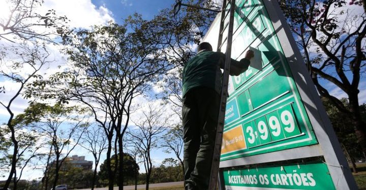 A Petrobras anunciou nesta quinta-feira (4) que reduzirá o preço médio da venda do diesel para as distribuidoras de R$ 5,61 para R$ 5,41, uma queda de R$ 0,20 por litro. A medida vale a partir de sexta-feira (5).