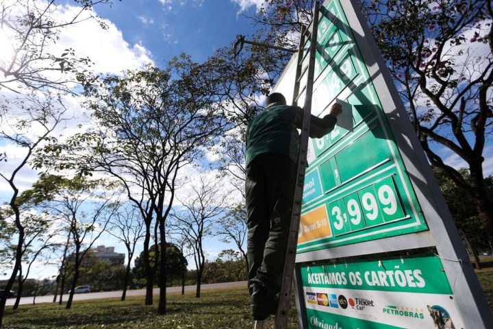A Petrobras anunciou nesta quinta-feira (4) que reduzirá o preço médio da venda do diesel para as distribuidoras de R$ 5,61 para R$ 5,41, uma queda de R$ 0,20 por litro. A medida vale a partir de sexta-feira (5).