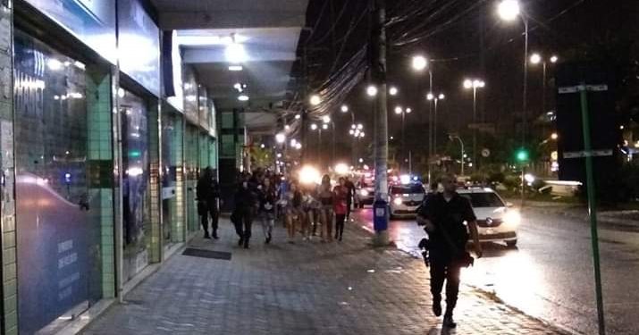 Jovens e adolescentes presos por consumir bebida alcoólica em Rio das Ostras