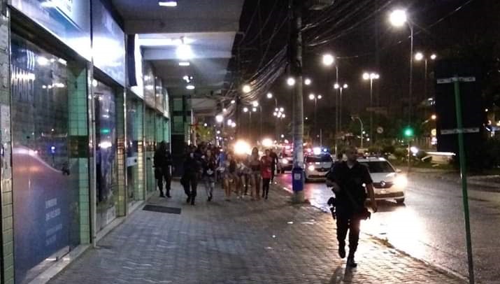 Jovens e adolescentes presos por consumir bebida alcoólica em Rio das Ostras