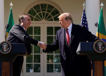 Polícia Federal indica que ex-presidente Jair Bolsonaro agiu de forma 'subordinada a interesses estrangeiros' ao pedir ajuda a advogado de Trump para postar sobre tarifas. Defesa alega surpresa com o indiciamento.