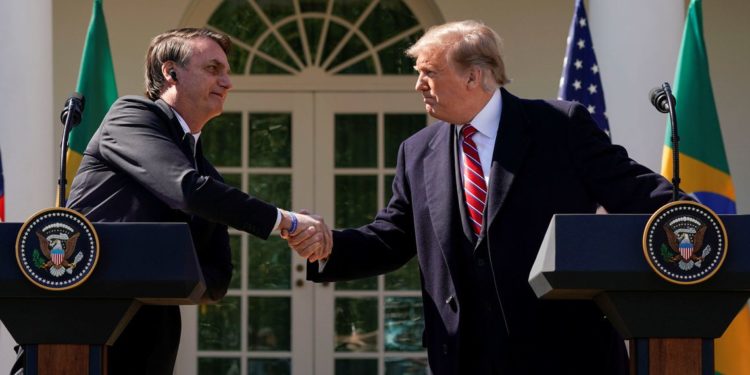 Polícia Federal indica que ex-presidente Jair Bolsonaro agiu de forma 'subordinada a interesses estrangeiros' ao pedir ajuda a advogado de Trump para postar sobre tarifas. Defesa alega surpresa com o indiciamento.