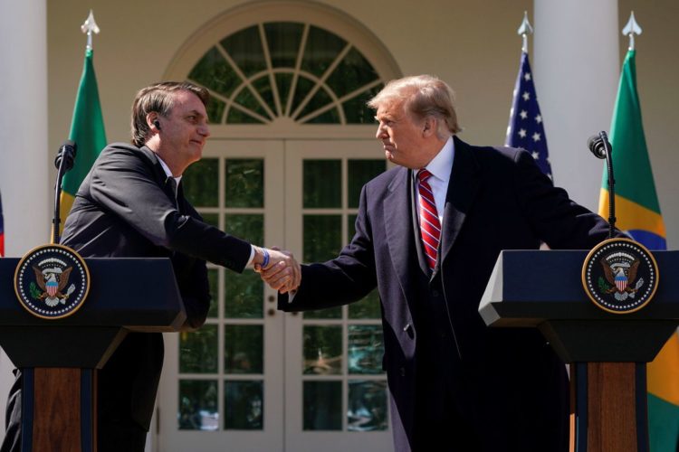 Polícia Federal indica que ex-presidente Jair Bolsonaro agiu de forma 'subordinada a interesses estrangeiros' ao pedir ajuda a advogado de Trump para postar sobre tarifas. Defesa alega surpresa com o indiciamento.