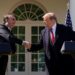Polícia Federal indica que ex-presidente Jair Bolsonaro agiu de forma 'subordinada a interesses estrangeiros' ao pedir ajuda a advogado de Trump para postar sobre tarifas. Defesa alega surpresa com o indiciamento.
