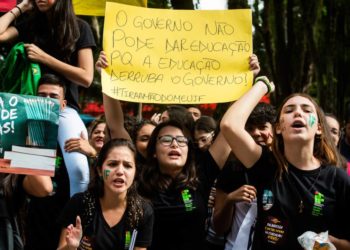 Protesto contra corte de verbas na educação