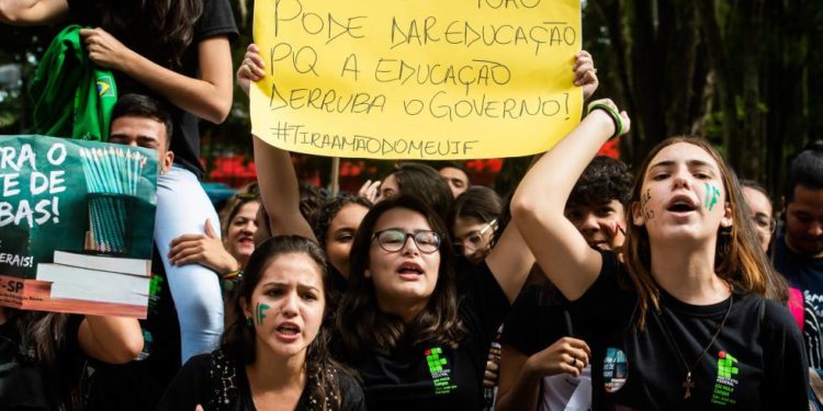 Protesto contra corte de verbas na educação