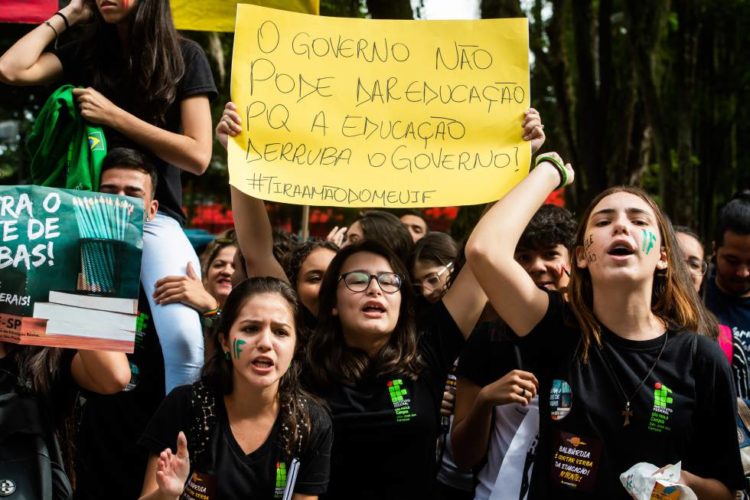 Protesto contra corte de verbas na educação