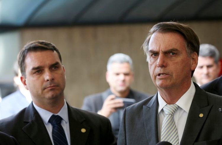 Flavio Bolsonaro e Jair Bolsonaro