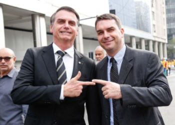 Presidente Jair Bolsonaro ao lado do filho Flávio Bolsonaro