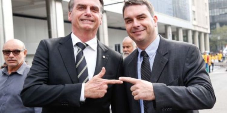 Presidente Jair Bolsonaro ao lado do filho Flávio Bolsonaro