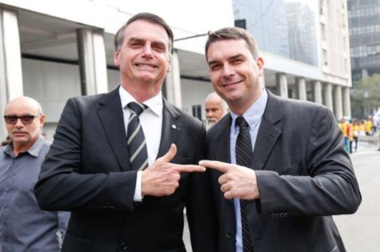 Presidente Jair Bolsonaro ao lado do filho Flávio Bolsonaro