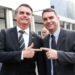 Presidente Jair Bolsonaro ao lado do filho Flávio Bolsonaro