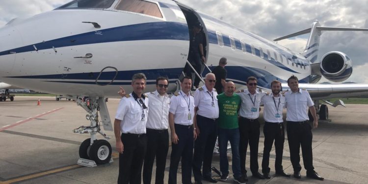 Luciano Hang na chegada do jatinho