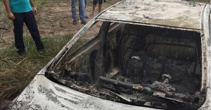 Carro de motorista do Uber incendiado em Campos-RJ