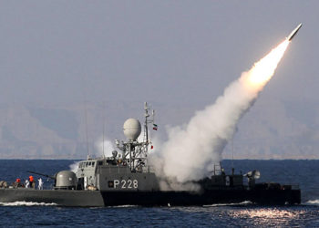 Navio no Estreito de Ormuz
