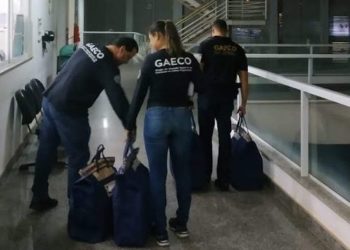 Agentes do Gaeco recolhendo documentos durante a Operação Rubi