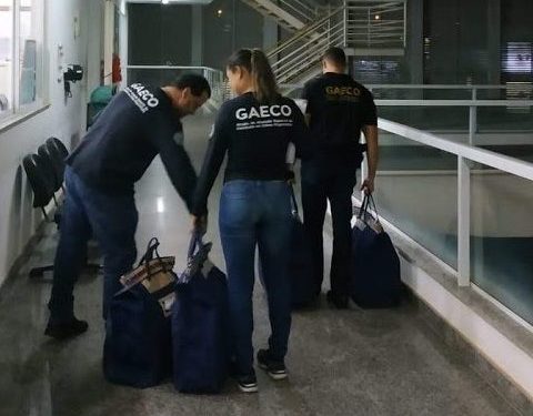 Agentes do Gaeco recolhendo documentos durante a Operação Rubi