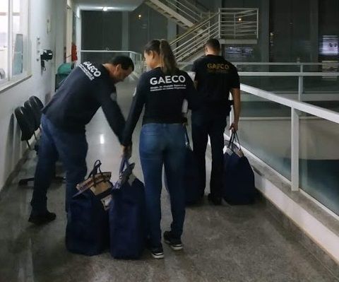 Agentes do Gaeco recolhendo documentos durante a Operação Rubi