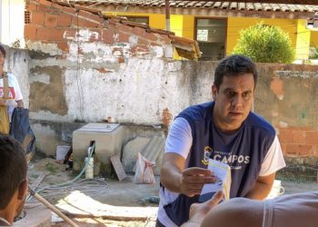 Prefeito Rafael Diniz em campanha contra a dengue