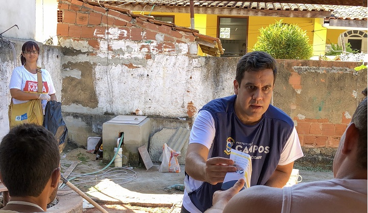 Prefeito Rafael Diniz em campanha contra a dengue