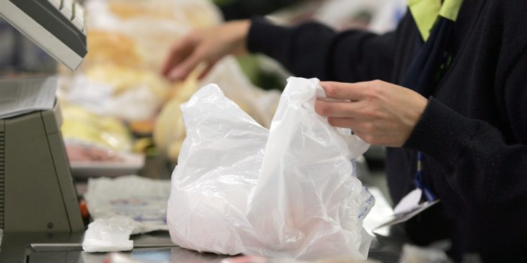 Sacolas plásticas descartáveis proibidas no Estado do RJ