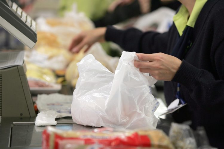 Sacolas plásticas descartáveis proibidas no Estado do RJ
