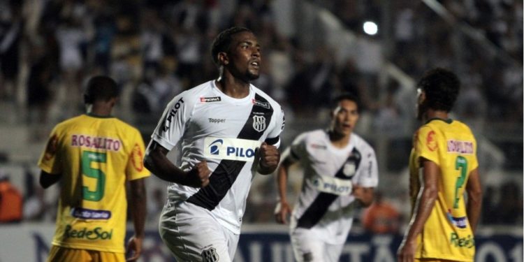 Thalles atuando pela Ponte-Preta